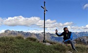01 Alla nuova croce di vetta dello Zucco Barbesino (1954 m) con vista in Orobie